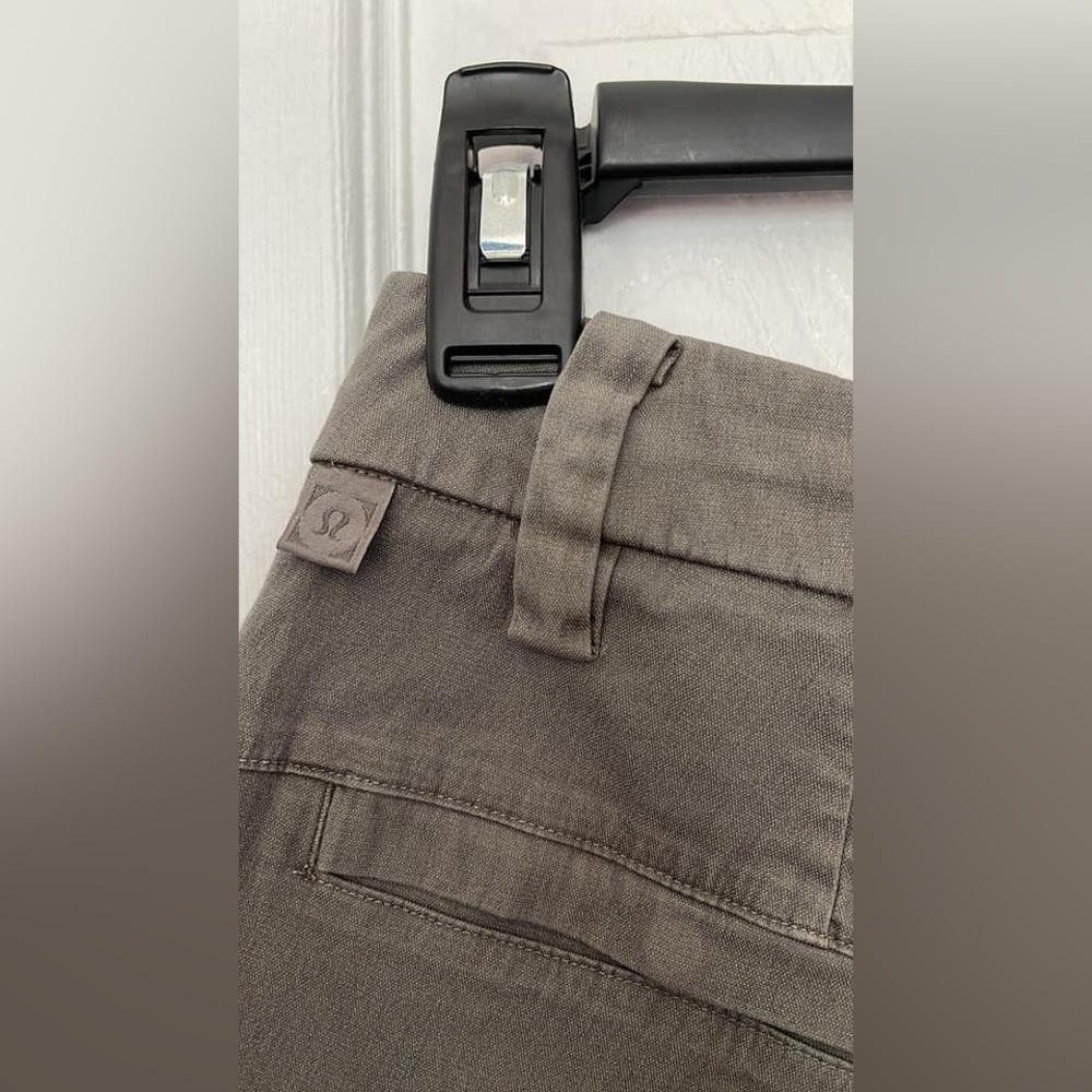 Lululemon Commission Short Slim - Size 28 - 7” Inseam - Green/Gray